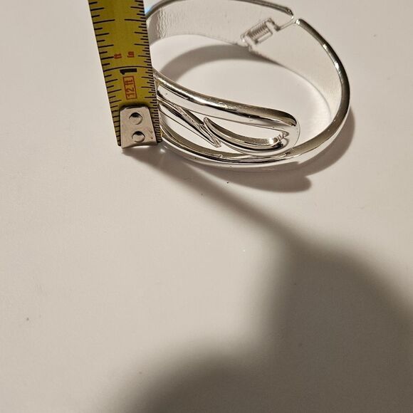 New without tag Silvertone Hisge Open Bracelet - Picture 5 of 6